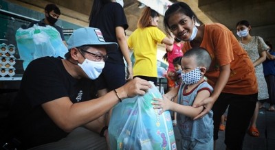 จิตอาสา“ตลาดบุญช่วย”นำสิ่งของแจก“ชุมชนบ้านไร้เสียง”