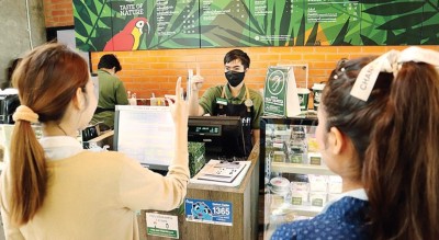 "พิธา" ควง "สมเกียรติ"ลุยบางนา-พระโขนงฟังปัญหาบัตรทอง