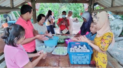 ชาวบ้านรวมตัวทำ 'ไข่เค็มใบเตย' รายได้ส่วนหนึ่งช่วยเหลือหนุ่มพิการสู้ชีวิต