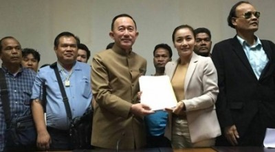นางมัลลิกา บุญมีตระกูล มหาสุข อดีตรองโฆษกพรรคประชาธิปัตย์ นำคนพิการจำนวน 30 คน ยื่นหนังสือถึงพล.อ.ประยุทธ์ จันทร์โอชา นายกรัฐมนตรีและหัวหน้าคณะรักษาความสงบแห่งชาติ(คสช.)