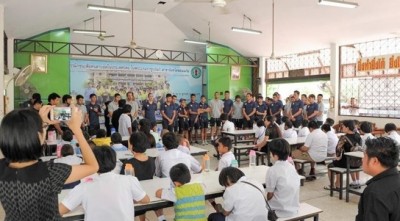 ออเลริโอ วิดม่าร์ กุนซือใหญ่ชาวออสซี่และคณะฯ ได้เดินทางไปเลี้ยงอาหารกลางวันและขนมหวานให้นักเรียน โรงเรียนการศึกษาคนตาบอด ขอนแก่น