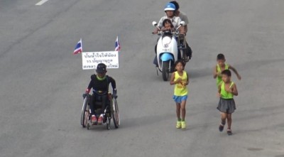 ชายพิการออกปั่นวีลแชร์ระดมทุนช่วยเด็กผู้พิการ