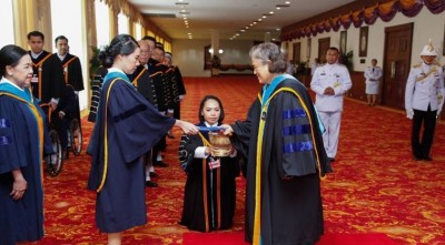 สมเด็จพระเทพฯ เสด็จลงมาพระราชทานปริญญาบัตร บัณฑิตผู้พิการ ม.รามฯ เป็นกรณีพิเศษ