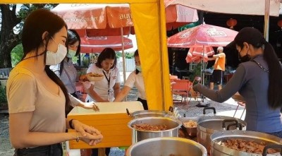 มาถูกทาง..ร้านเหล้าดังอุทัยธานีปรับขายก๋วยเตี๋ยวบุฟเฟต์สู้โควิด อิ่มละ 50 คนตรึมยอดพุ่งวันละ 500 ชาม