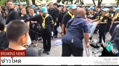 ลีน่าจัง สุดทน เจอลุงพิการถูกจิตอาสาห้ามไม่ให้เข้าไปวางดอกไม้จันทน์