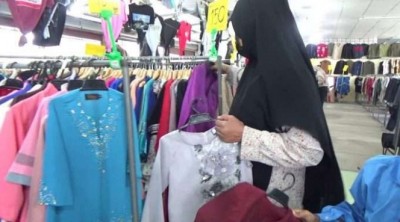 สตูลร้านขายเสื้อผ้ามือสองใจดีแจกฟรีชุดรายาให้เด็กพิการและยากไร้