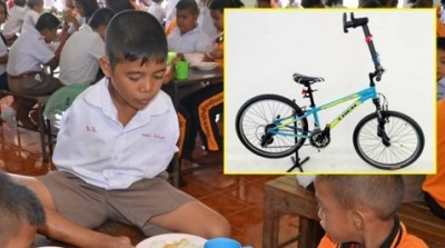 ด.ช.วรรณธนะ หรือน้องทาม กำลังกินข้าวมื้อกลางวันกับเพื่อนๆที่โรงอาหารของโรงเรียน