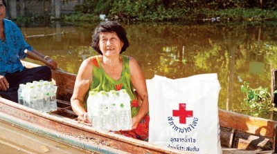 น้ำทิพย์ปันน้ำใจให้กาชาด