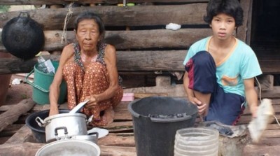 นางน้อย มาบุรี อายุ 75 ปี กับหลานสาว ด.ญ.สุทธิดา มาบุรี หรือน้องเตย อายุ 14 ปี