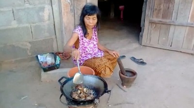 อีกมุม! ยายวัย 60 ขาพิการ ขุดปูขายเลี้ยงชีพ แต่บัตรคนจนไม่มี