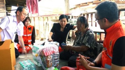 พิจิตรน้ำยมล้นตลิ่งท่วม 2 หมู่บ้าน ผู้ว่าฯ แขวนธงแดงบ้านกลุ่มเปราะบาง สั่งช่วยคนแก่-คนพิการก่อน