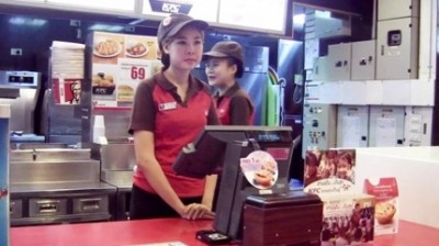น.ส.กุลสตรี ซุ่นฮ้อ อายุ 18 ปี นางฟ้า KFC ป้อนอาหารคนพิการ