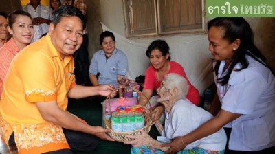 สิบโทสมหมาย อารมณ์ นายกเทศมนตรีตำบลหาดอาษา พร้อมคณะตรวจเยี่ยมอาการของนางปลั่ง เกิดสมบัติ อายุ 95 ปี