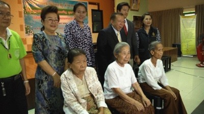 จังหวัดแม่ฮ่องสอนรับมอบเก้าอี้สุขาผู้สูงอายุ คนพิการ