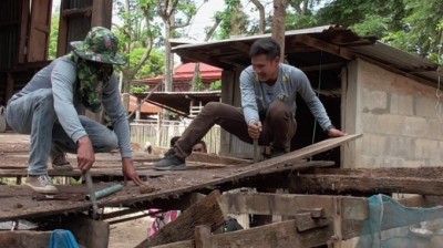 ซ่อมบ้านป้า-ลุงพิการหลังอาศัยเล้าไก่ซุกหัวนอน