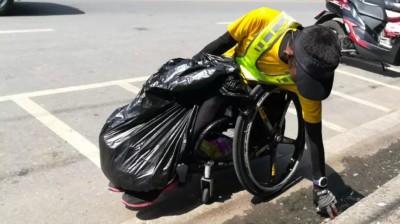 ลุงหมีปั่นวีลแชร์ เก็บขยะริมถนนที่พิษณุโลก บอกขอทำดีเพื่อพ่อหลวง