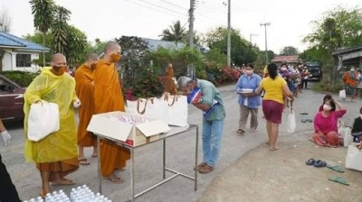 พระแจกของช่วยชาวบ้านปากช่องเดือดร้อนจากวิกฤต COVID-19