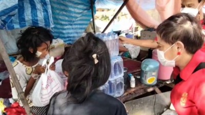 เศรษฐินีเมืองคอน ช่วยแม่พิการลูก 3 ขวบ สร้างบ้านใหม่ให้อยู่แทนเพิงพังๆ