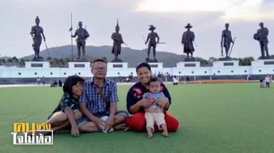 แม่จะสู้ไม่ถอย! “แม่หลอด” แม่เลี้ยงเดี่ยวสู้ชีวิต ทำงานทุกอย่างที่สามารถทำได้ หารายได้เลี้ยงลูกพิการ-ไตเสื่อม-ลมชัก!