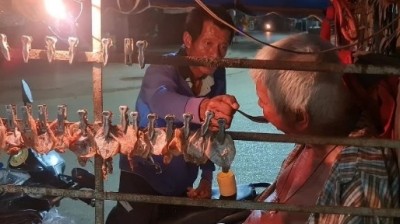 สุดซาบซึ้ง! พ่อค้าหมึกบดอุ้มพ่อพิการวัย 80 เลี้ยงดูบนรถ จยย.พ่วงข้างนาน 23 ปี