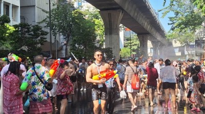 รองฯ Mister LGBT ชูสงกรานต์สีลมเต็ม 10! ปลื้มจัดระเบียบดี ไร้เหตุวิวาท-คนพิการเที่ยวสนุกปลอดภัย