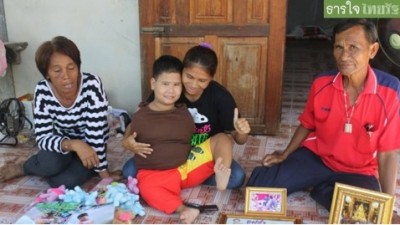 น้องเปียนโน วัย 6 ขวบ ไม่มีแขนทั้งสองข้าง ขาพิการไม่เท่ากัน นิ้วเท้าข้างขวามีสี่นิ้ว อาศัยอยู่กับปู่ ย่า
