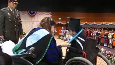 นางสาวตอยยีบะห์ สือแม หรือยี อายุ 24 ปี เข้ารับพระราชทานปริญญาบัตร จากสมเด็จพระเจ้าลูกเธอ เจ้าฟ้าจุฬาภรณวลัยลักษณ์ อัครราชกุมารี