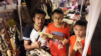 อาชีพเสริมลูกจ้าง ผลิต”ปืนไม้ยิงหนังยาง”ของเล่น ทำเงินแสนต่อเดือน