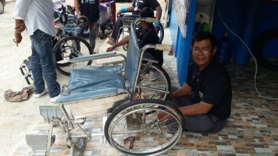 น่ายกย่อง..ชายพิการจับมือสัตวแพทย์ เปิดซ่อมวีลแชร์ให้ผู้พิการฟรี