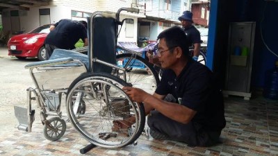 น่ายกย่อง..ชายพิการจับมือสัตวแพทย์ เปิดซ่อมวีลแชร์ให้ผู้พิการฟรี