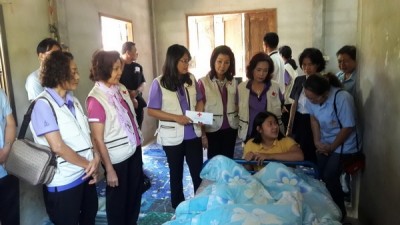 กาชาดกาฬสินธุ์ลงพื้นที่ช่วยเหลือผู้พิการและผู้ป่วยติดเตียง