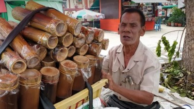 ตายอมวัย 67 ตาบอดไม่ย่อท้อ ขายข้าวหลามเลี้ยงดูคู่ชีวิตวัย 98 ด้วยความรัก