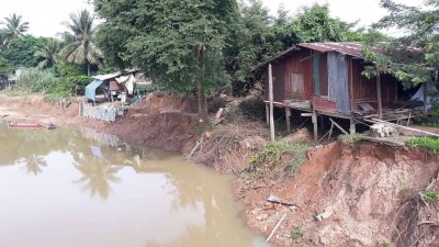 ปราจีนบุรี-บ้านผู้พิการผวา หลังมีโครงการขุดทำเขื่อนริมแม่น้ำท่าประชุม มีรอยดินทรุดห่างจากเสาบ้านเพียง 50 ซม.