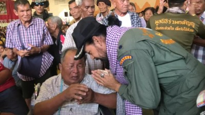 “บิณฑ์” มอบเงินช่วยน้ำท่วมบ้านละ 5 พันที่ยโสธร ทำปู่ผู้พิการน้ำตาไหล