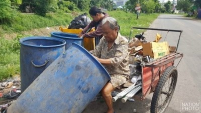 สองยายหลานกำลังเก็บขยะเพื่อนำไปขาย