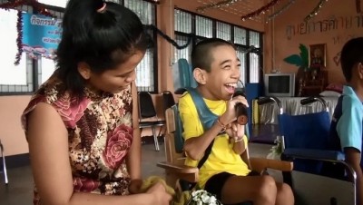 อุบลฯมอบรางวัลแม่ผู้เสียสละ เลี้ยงลูกพิการเพียงลำพังมากว่า 5 ปี