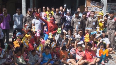 ผู้สื่อข่าวรายงานอีกว่า สำหรับบรรยากาศการเดินทางไปมอบความสุขให้กับหนูน้อย สร้างความฮือฮาให้กับหนูน้อยรวมทั้งพ่อแม่พี่น้องและญาติๆ โดยเฉพาะเด็กเล็ก ต่างกรูเข้ามาสวมกอด จับมือ และถ่ายภาพเป็นที่ระลึกกับยอดมนุษย์ ท่ามกลางบรรยากาศที่มีความสุขทั้งผู้ให้และ