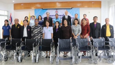 นครพนม - มูลนิธิศรีโคตรบูร ส่งมอบรถเข็น ส่งเสริมพัฒนาคุณภาพชีวิตผู้สูงวัย-ผู้พิการ