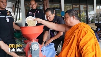 “พระครูป้อม” พระผู้ให้แห่งเมืองชลฯ ตระเวนมอบสิ่งของบรรเทาทุกข์-ปันสุขผู้เดือดร้อนยากไร้-ผู้ป่วยติดเตียง-ผู้พิการ!