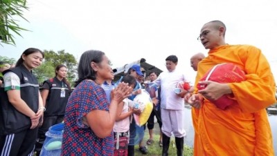 พระมาโปรดฝ่าน้ำท่วมถึงหน้าบ้าน มอบถุงยังชีพช่วยผู้สูงอายุ ผู้ป่วยติดเตียง ผู้พิการ 7 ตำบลคลองหลวง