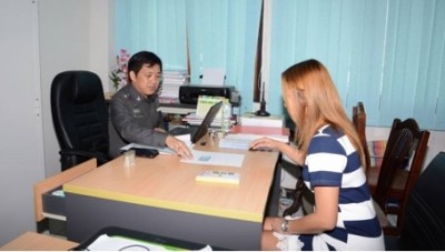 น.ส.น้อย (นามสมมุติ) อายุ 43 ปี เข้าแจ้งความกับเจ้าหน้าที่ตำรวจข้อหาลูกชายที่เป็นเด็กออทิสติกถูกทำร้ายร่างกาย