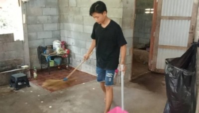 อุทัยธานี – หนุ่ม16 ปี สู้ชีวิต!!เป็นเสาหลักเลี้ยงดูแลตากับยายนอนติดเตียง อีกคนพิการเดินไม่ได้