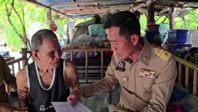 นอภ.เมืองโคราชรุดช่วยเหลือถึงบ้าน! คุณตาวัย 84 ปีพิการสายตาร่ำไห้ หวั่นชวดรับสิทธิบัตรคนจน