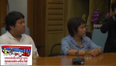 ภาพ อาภาณี มิตรทอง และวันเสาร์ ไชยกุลตัวแทนเครือข่ายปฏิบัติการรถเมล์เพื่อประชาชน ทุกคนต้องขึ้นได้ทุกคัน