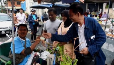 หนุ่มพิการยอดกตัญญู ใช้มือโยก 3 ล้อ นับ 10 กิโล ขายสินค้าช่วยครอบครัว