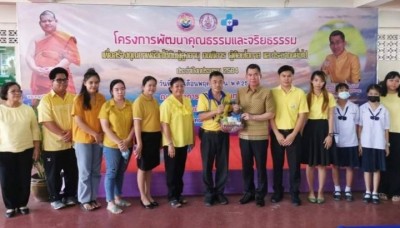 ผู้ว่าแปดริ้ว พบประชาชนชาวเทพราช สักการะพระบรมราชานุสาวรีย์รัชกาลที่ 6