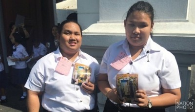 นักศึกษาสาวพิการตาบอด เดินทางมากราบสักการพระบรมศพพระบาทสมเด็จพระปรมินทรมหาภูมิพลอดุลยเดช บนพระที่นั่งดุสิตมหาปราสาท