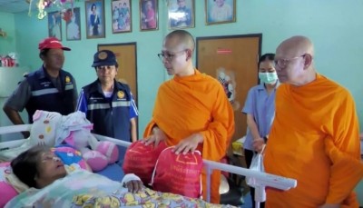 พระมาโปรดฝ่าน้ำท่วมถึงหน้าบ้าน มอบถุงยังชีพช่วยผู้สูงอายุ ผู้ป่วยติดเตียง ผู้พิการ 7 ตำบลคลองหลวง