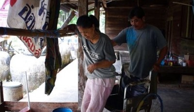 “ผมจะไม่ทิ้งเขา”สามีรุ่นลูก ดูแลภรรยาพิการเกือบ 10 ปี