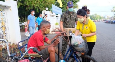นายกเหล่ากาชาดจังหวัดสุราษฎร์ธานี แจกจ่ายถุงปันสุข แก่ผู้พิการ กลุ่มเปราะบาง